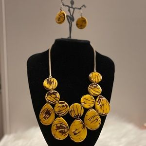 Necklace and earring set